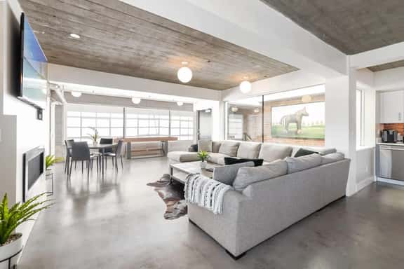 Prime DT Tacoma Penthouse 3BD/3.5BA by Pac Ave - Imagen 1