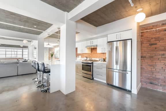 Prime DT Tacoma Penthouse 3BD/3.5BA by Pac Ave - Imagen 3
