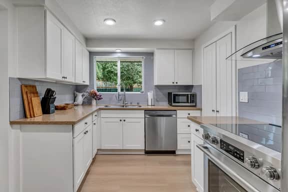 Remodeled 3BR Kent Retreat – Near Medical Centers & Freeways - Image 3