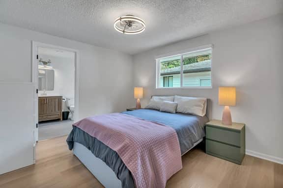 Remodeled 3BR Kent Retreat – Near Medical Centers & Freeways - Image 5