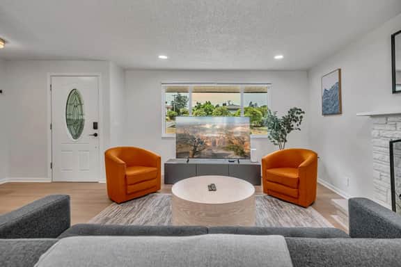 Remodeled 3BR Kent Retreat – Near Medical Centers & Freeways - Image 2