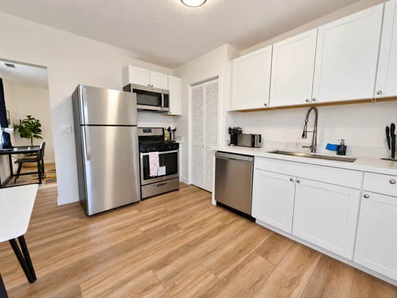 Lovely 1BR Private Downtown Hub - 10 - Image 3