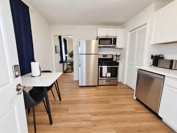 Lovely 1BR Private Downtown Hub - 10 - Image 4