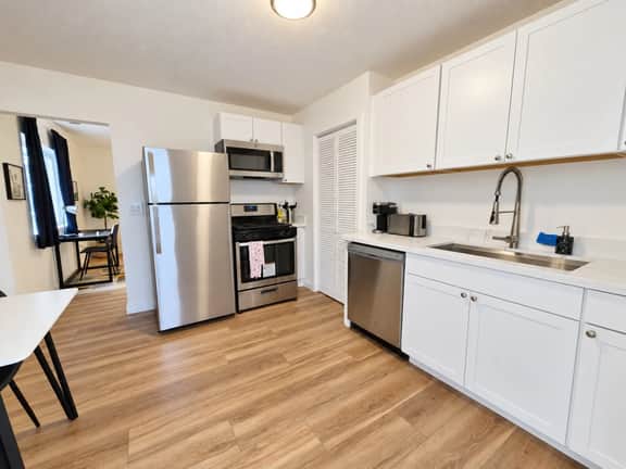 Lovely 1BR Private Downtown Hub - 10 - Image 5