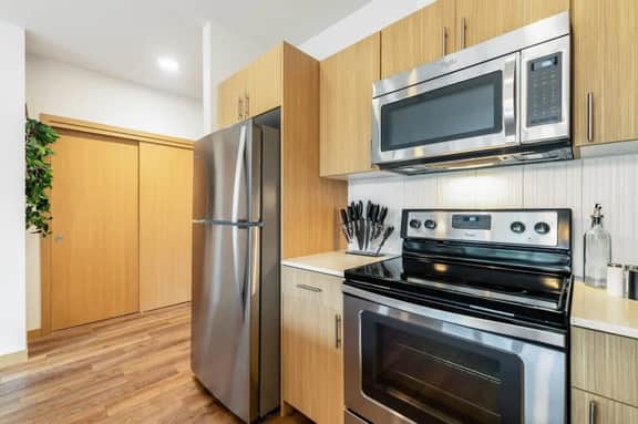 Airconditioned Corporate 1BR 1BA Den Redmond Fit for Long Stays - Image 2