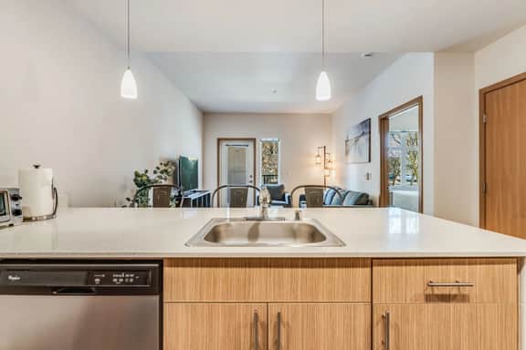Airconditioned 1BD 1BA Downtown Redmond Fit for long stays - 1 - Image 3